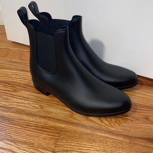 LIKE NEW Women’s Rain Boots Lightweight Chelsea Style Matte Black size 8